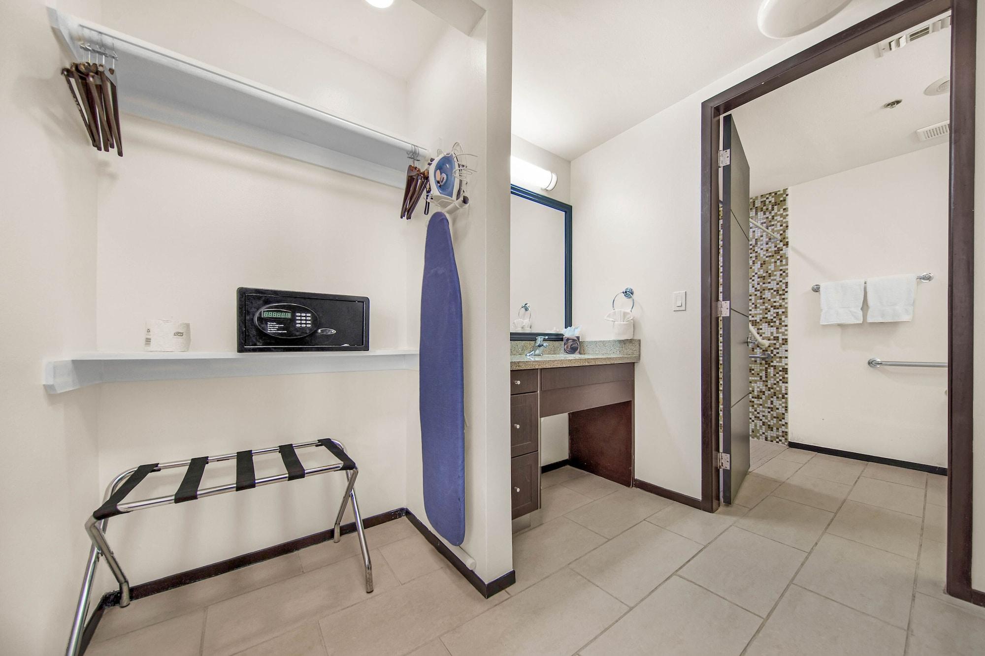 Peninsula Island & Spa - Beachfront Property At Hotel 4*